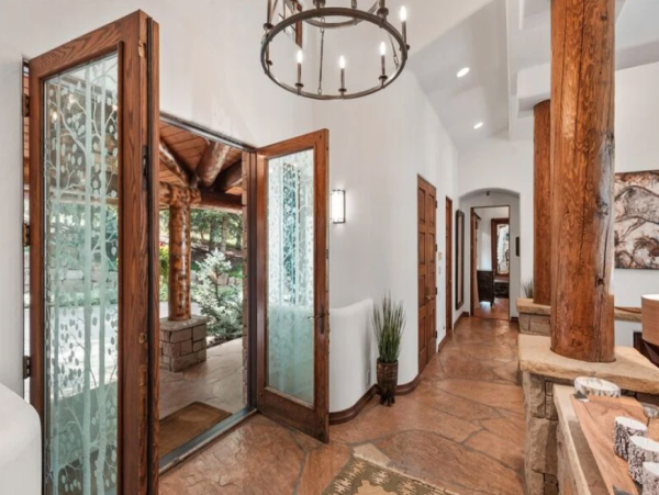 Luxurious Ski-in/ Ski-out Vacation Home - Family-Friendly Retreat